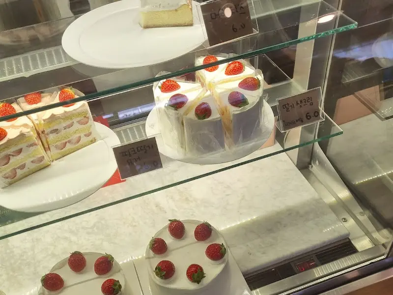 쇼케이스 안의 딸기 케이크