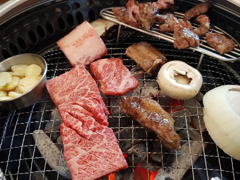 숯불 위에서 지글지글 익어가는 명품등심