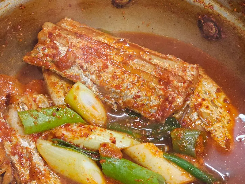 매콤달콤한 양념이 잘 배어 있는 갈치조림