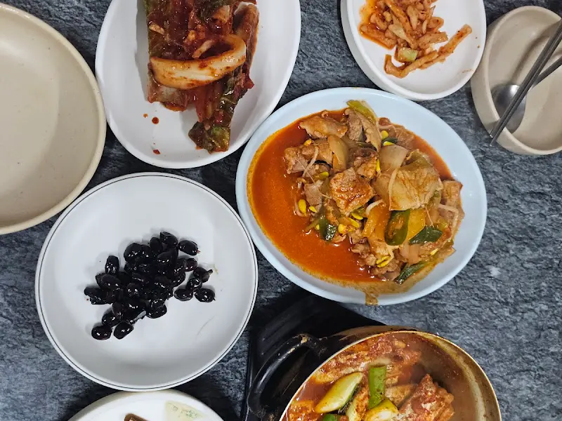 동완식당의 푸짐한 한 상 차림