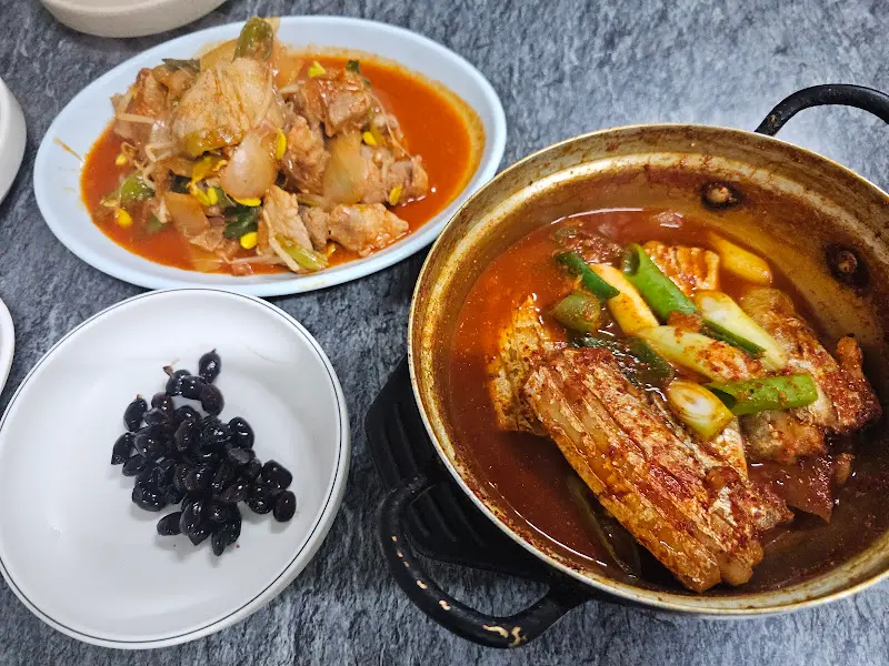 갈치조림과 다양한 반찬들