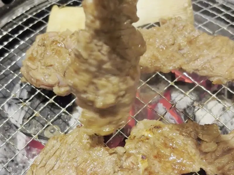 숯불 위에 구워지는 벚꽃갈비