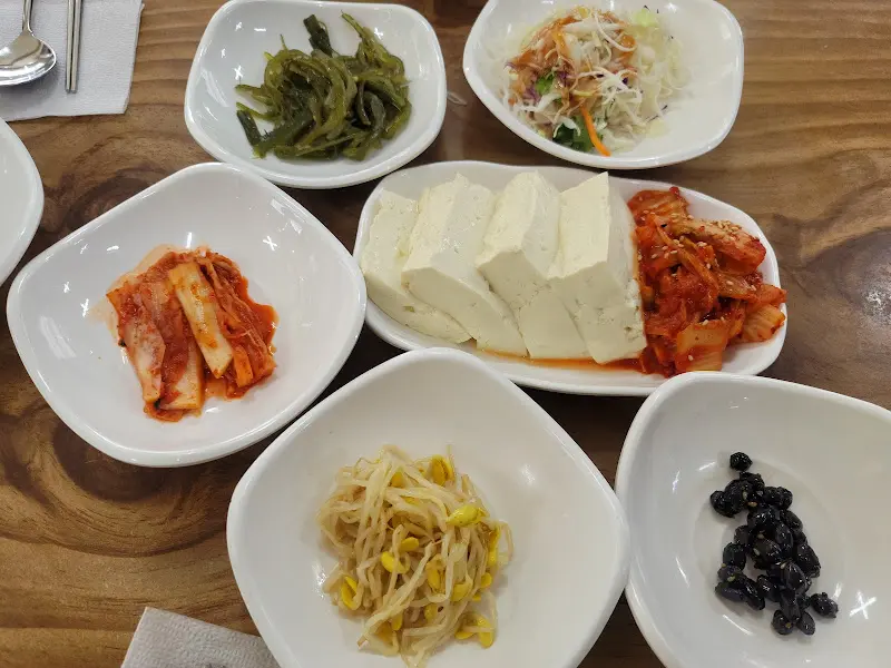 푸짐하게 차려진 밑반찬