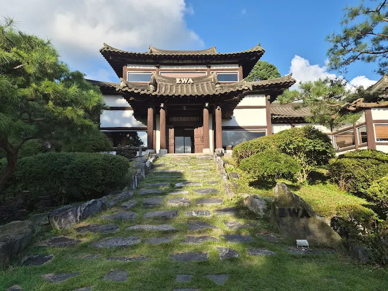 돌계단을 따라 올라가는 이와카페의 전경