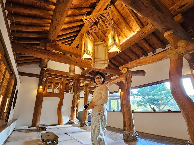 한옥의 멋을 살린 2층 내부