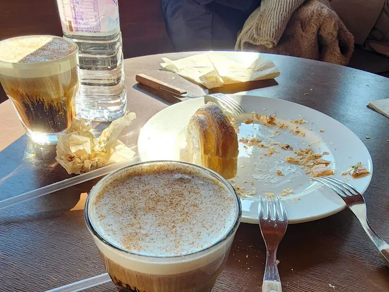 깨끗하게 비워진 접시와 커피잔