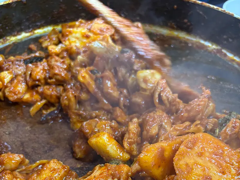 닭갈비 볶는 모습