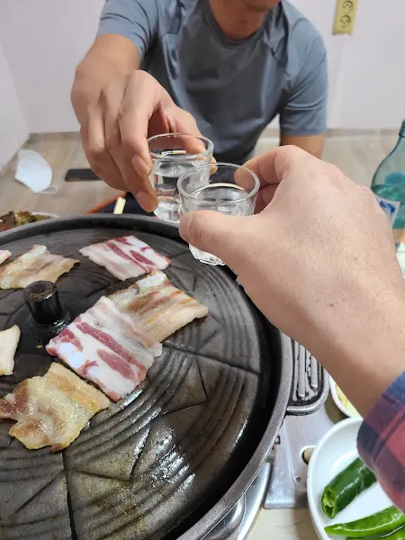 술잔을 부딪히는 모습