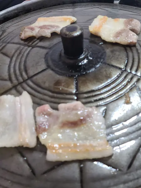 불판 위 삼겹살