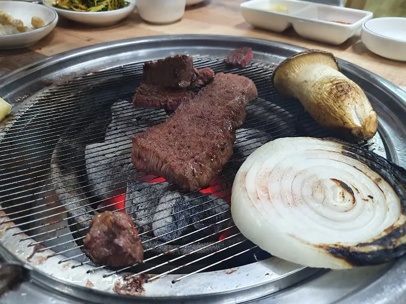 숯불 위에 구워지는 고기