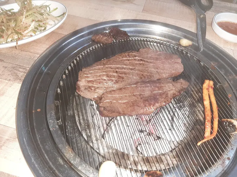 불판 위의 고기