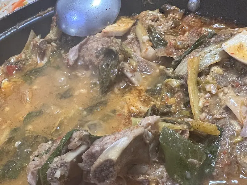 감자탕 냄비 속 돼지 등뼈와 우거지