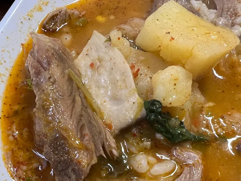 살코기가 듬뿍 붙은 돼지 등뼈