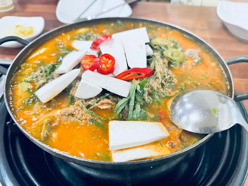 감자탕 냄비에 볶아진 볶음밥