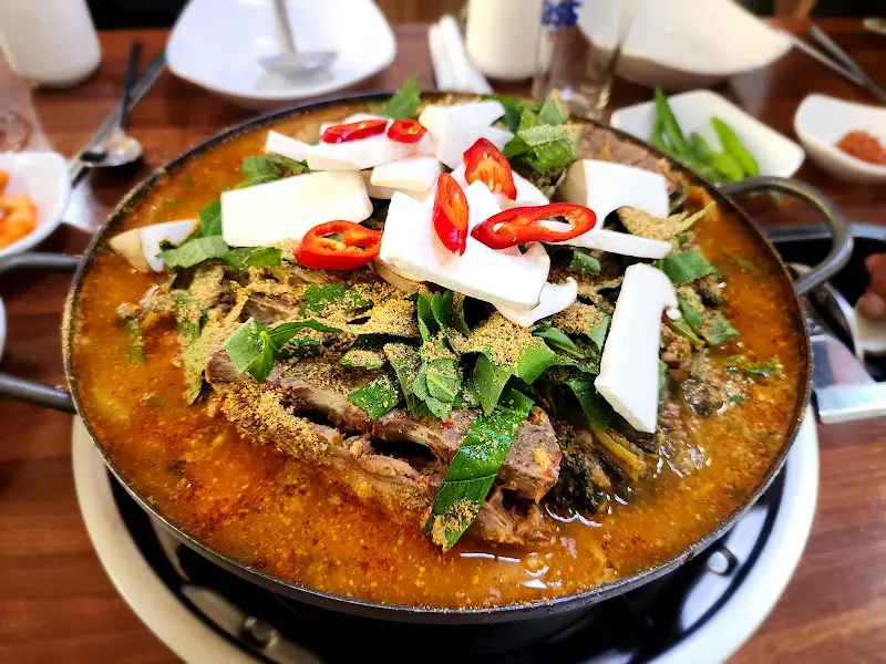 깻잎이 수북이 쌓인 감자탕