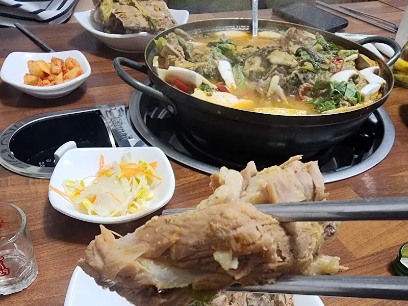 감자탕과 함께 차려진 깍두기, 샐러드 등 반찬들