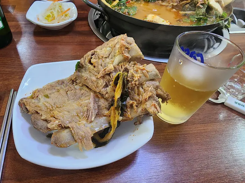 살코기가 듬뿍 붙은 돼지 등뼈와 맥주