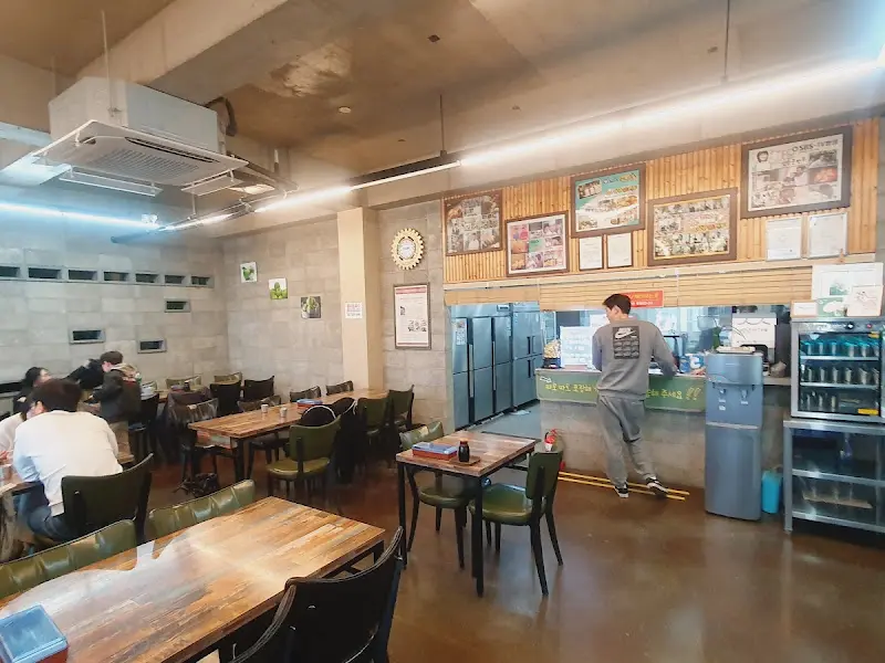 넓고 깔끔한 실내