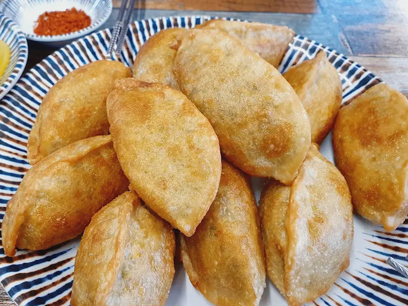 접시에 담긴 만두