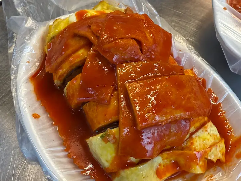 떡볶이 소스가 듬뿍 올려진 계란말이 김밥