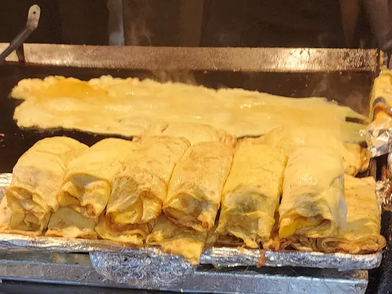 철판 위에서 구워지는 계란말이 김밥