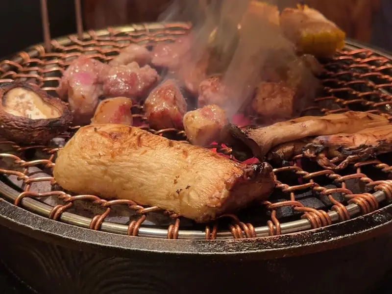 숯불 위에서 익어가는 고기