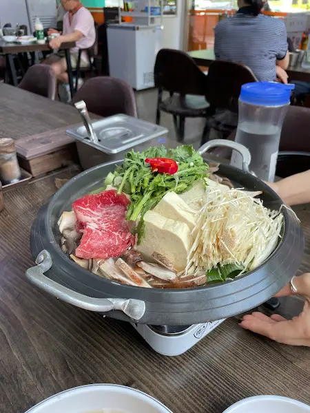 테이블 위 두부전골