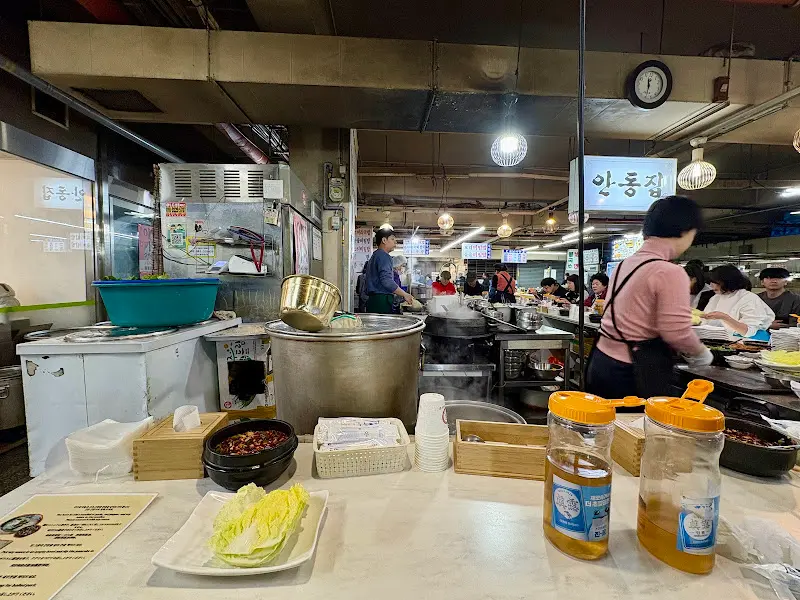 테이블 위에 놓인 밑반찬과 양념