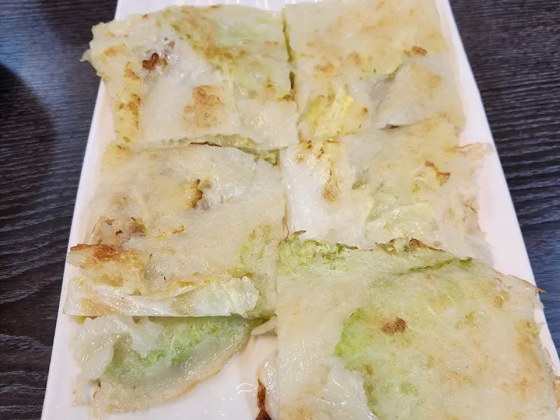 노릇하게 구워진 배추전