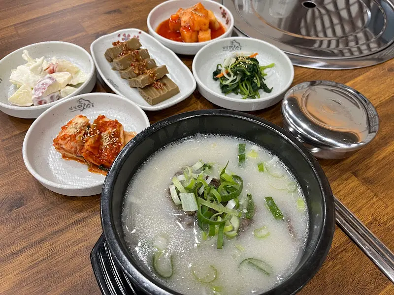 갈비와 함께 제공되는 시원한 국물 요리