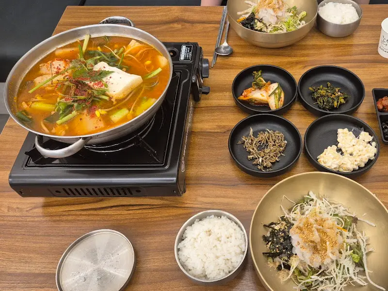 회덮밥과 매운탕 세트