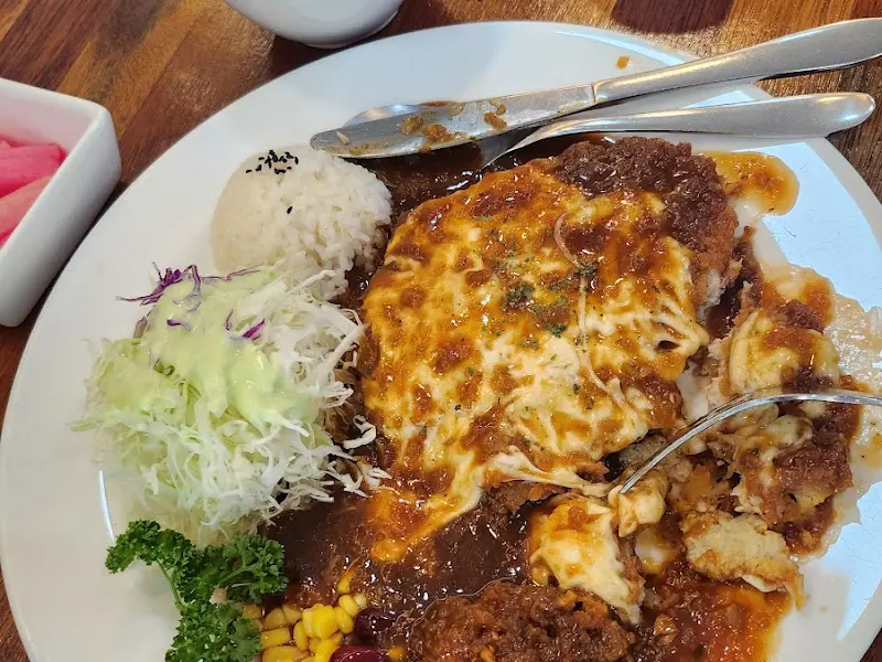 눈꽃처럼 쌓인 치즈가 인상적인 치즈 돈까스