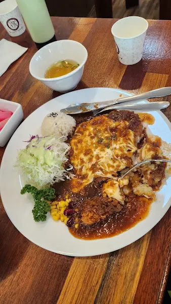 윤기가 흐르는 밥과 신선한 샐러드가 돈까스와 환상적인 조화를 이룬다.