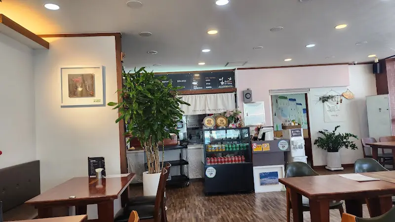 깔끔하고 편안한 분위기의 식당 내부 전경