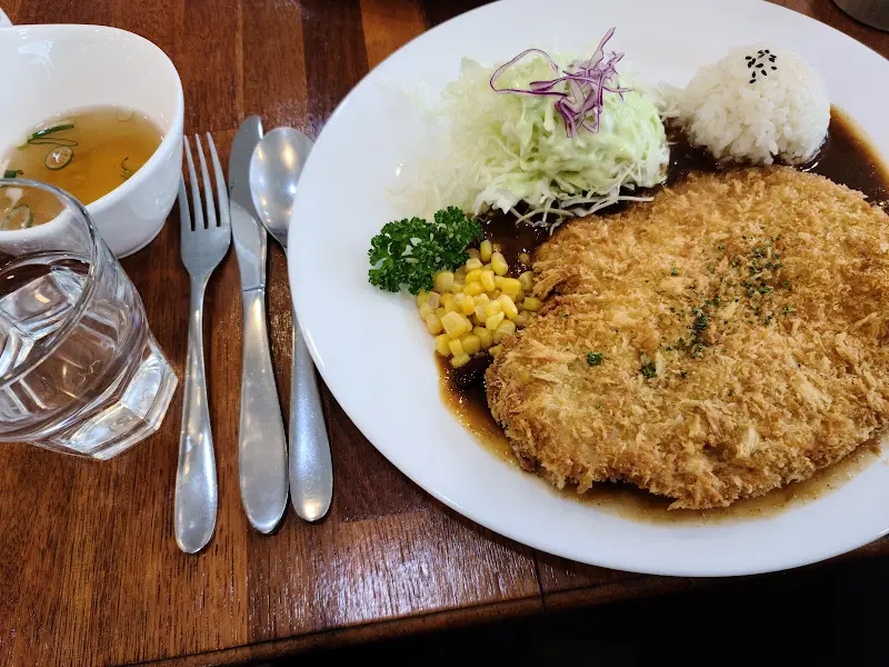 겉은 바삭하고 속은 촉촉한 돈까스의 단면