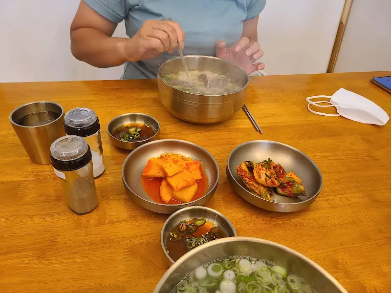 곰탕과 반찬이 차려진 테이블