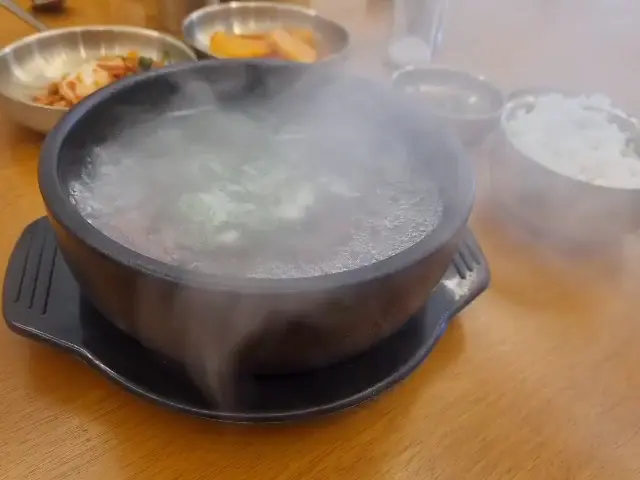 뚝배기에서 김이 모락모락 나는 곰탕