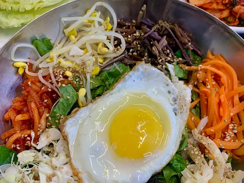 다채로운 색감의 비빔밥