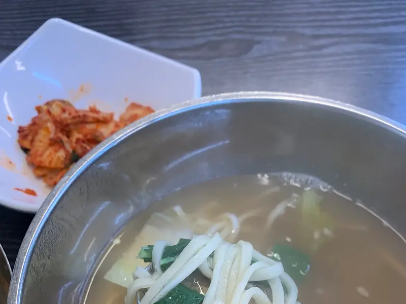 김치와 함께 먹는 손칼국시