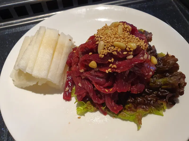 신선한 육회 한 접시