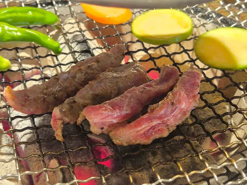 불판 위에서 맛있게 구워지고 있는 야끼니꾸