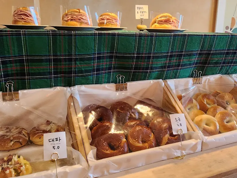 쇼케이스에 진열된 다양한 종류의 베이글