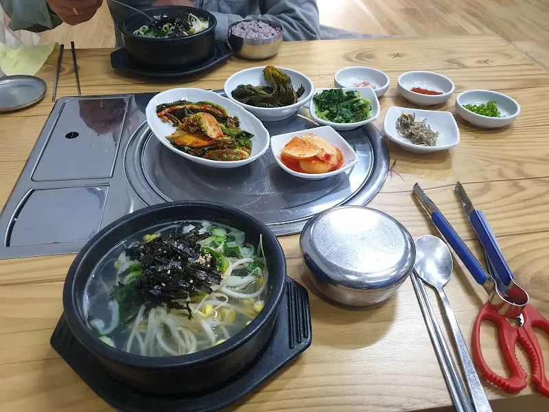 해물뚝배기와 다양한 반찬