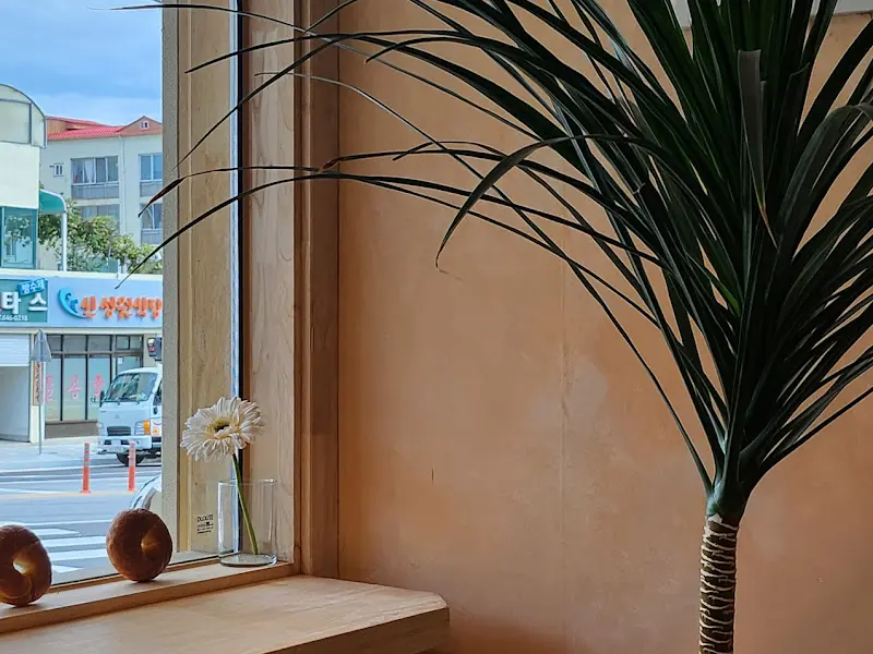 창밖 풍경과 베이글