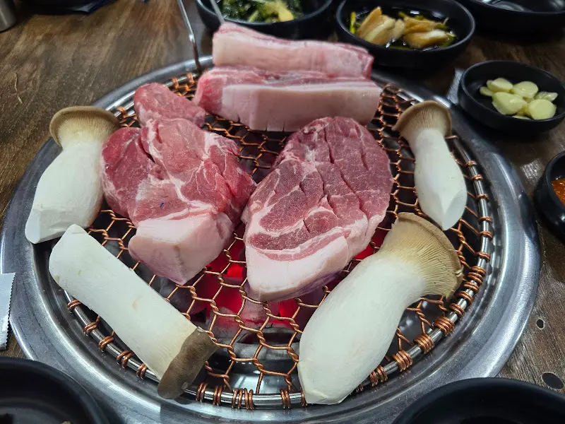 불판 위의 오겹살과 버섯