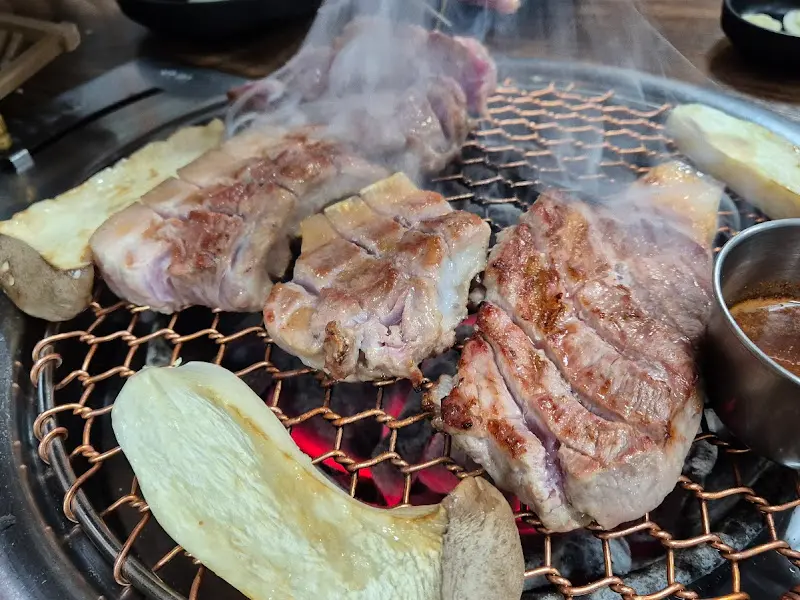 숯불 위에서 구워지는 오겹살