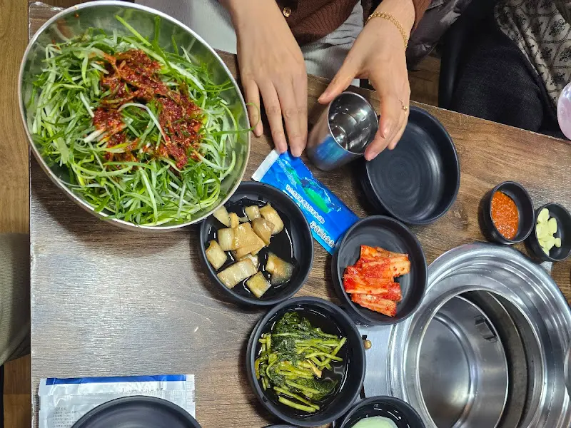 다양한 밑반찬과 쌈 채소