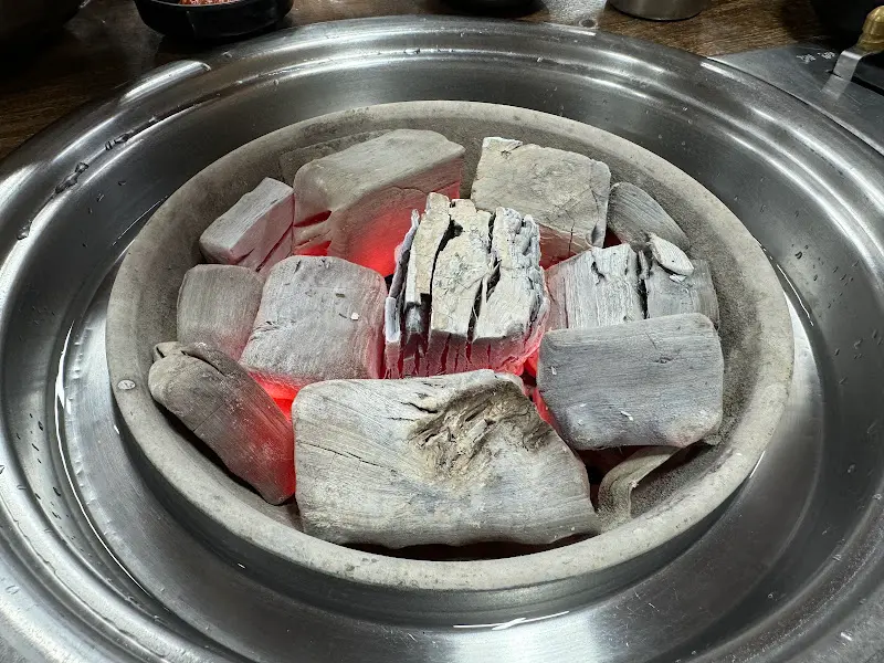 뜨겁게 달궈진 숯