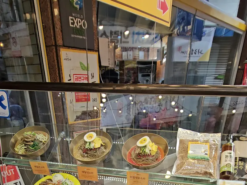 가게 앞 쇼케이스에 전시된 소바 메뉴들