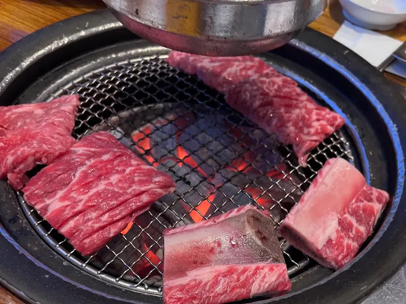 참숯 위에 구워지는 생갈비